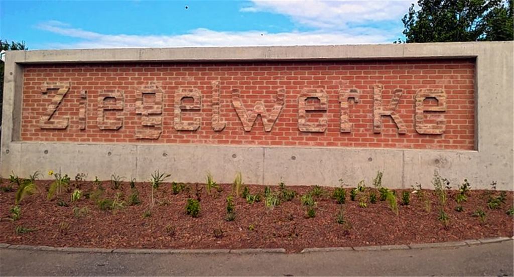 Freier Blick auf den Schriftzug „Ziegelwerke“