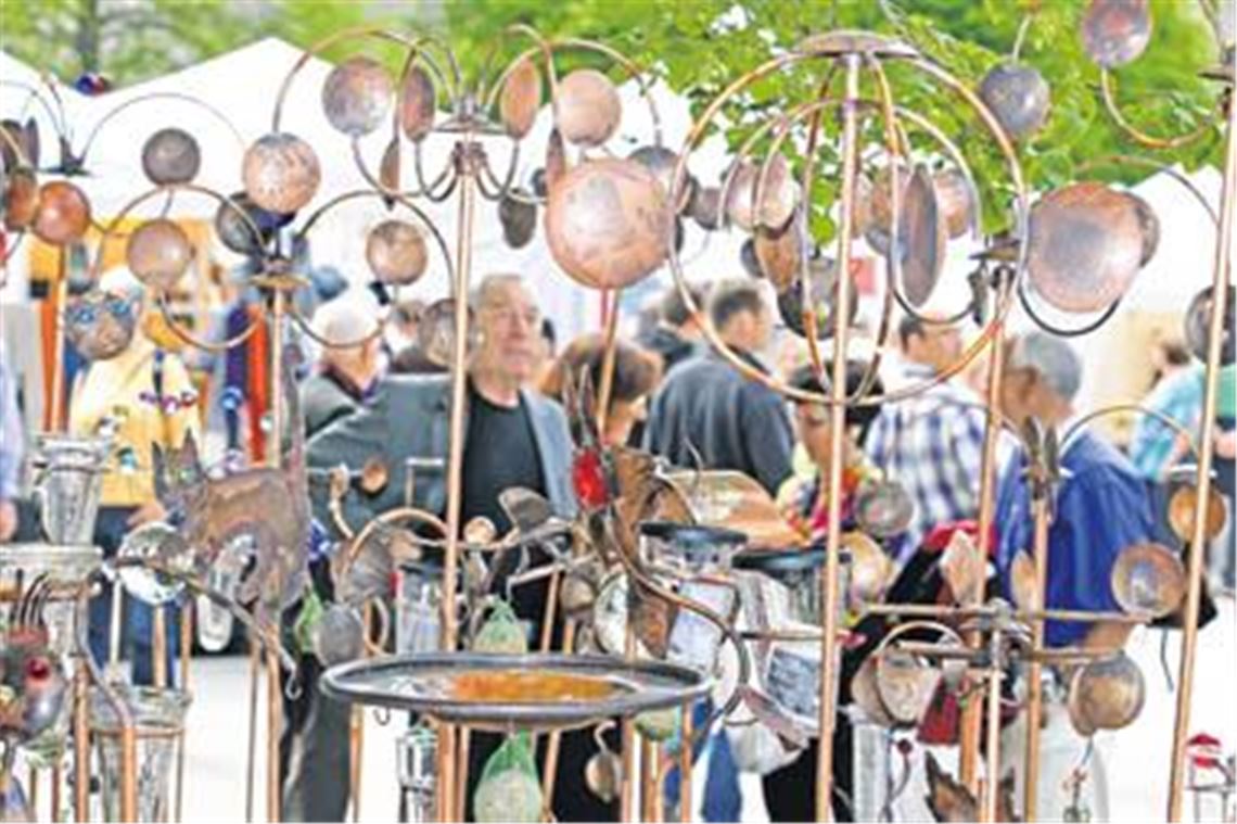 Freiluft-Objekte im Frühlings-Hoch: Wetterstationen oder Gartenfiguren als Kunst aus Kupfer faszinieren auf dem Handwerkermarkt in Maulbronn. Fotos: Hansen