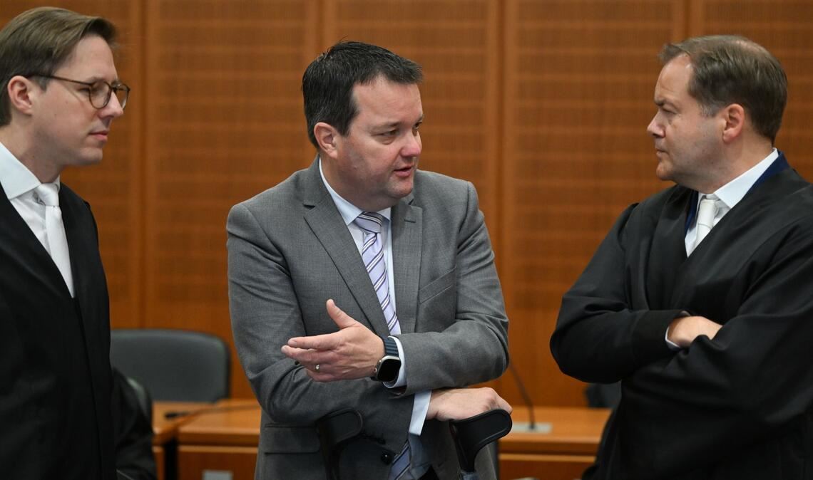 Freispruch vor dem Landgericht für den ehemaligen DFB-Schatzmeister Stephan Osnabrügge (M). (Archivbild)