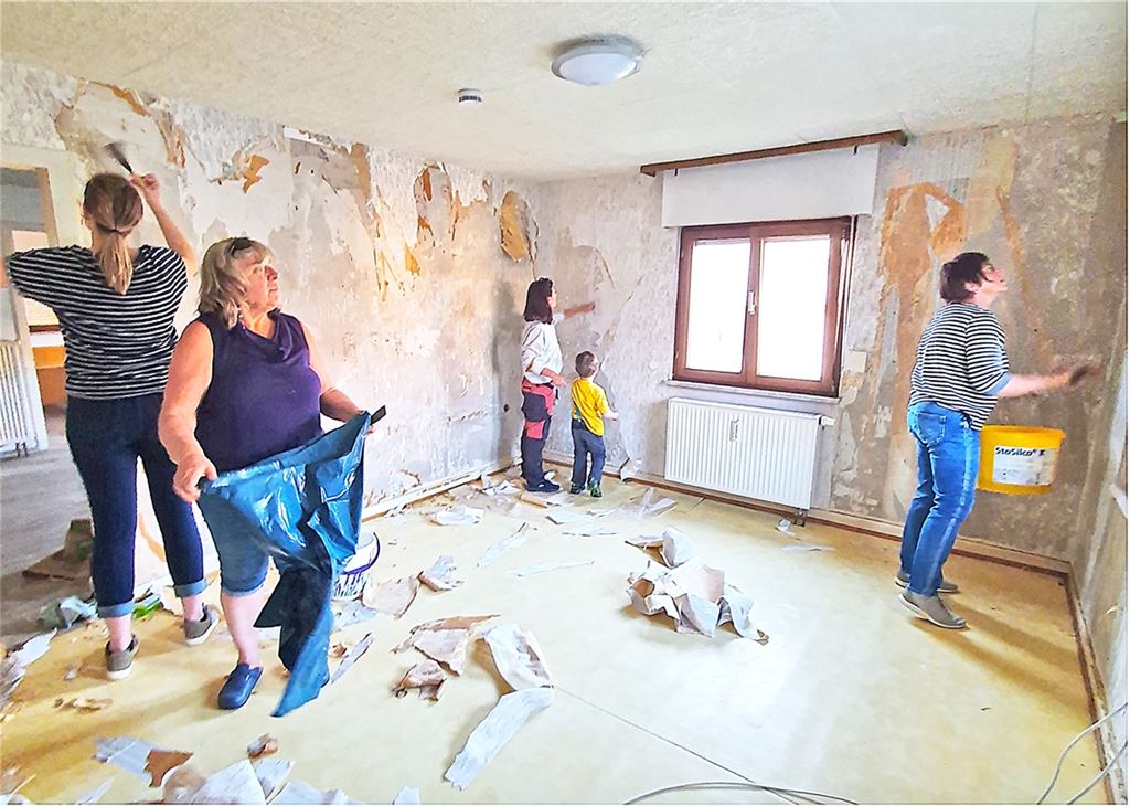 Freiwillige Helferinnen und Helfer packen bei den Renovierungen an. Foto: privat
