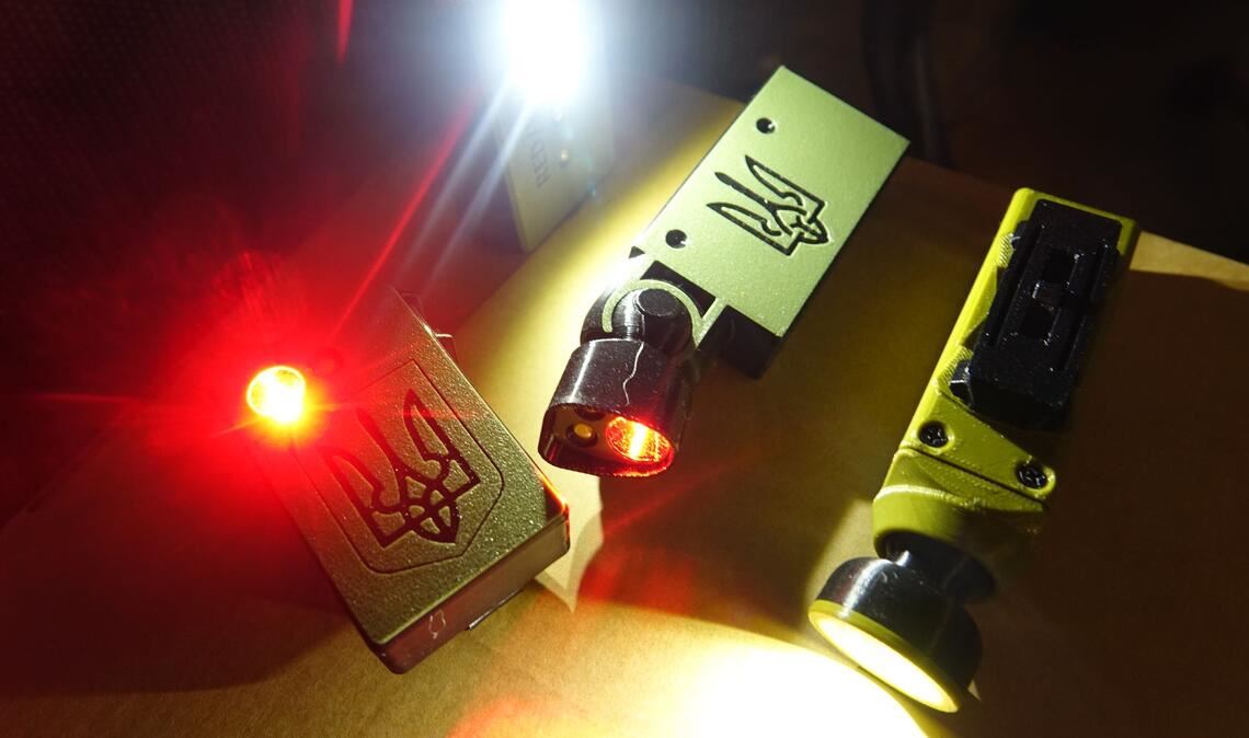 Freiwillige aus Deutschland haben Taschenlampen für ukrainische Einsatzkräfte entwickelt.