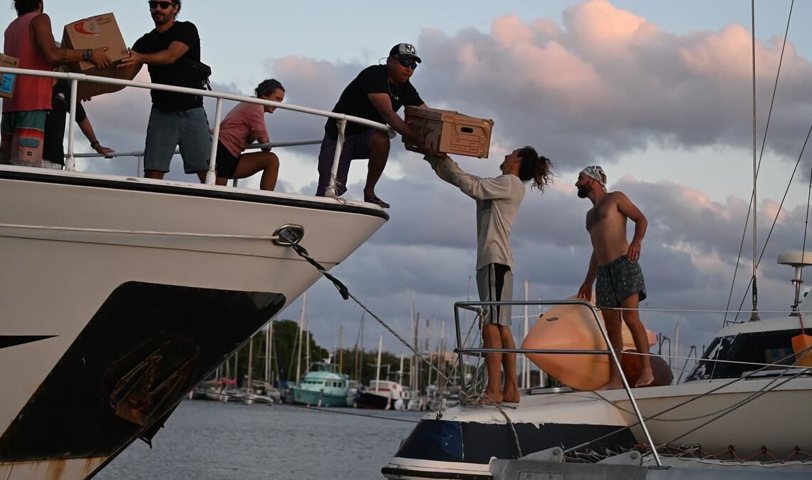 Freiwillige aus Frankreich, Deutschland und Italien wollen Hilfslieferung nach Kuba bringen und  bereiten Boote für die Abfahrt von Isla Mujeres nach Havanna vor.