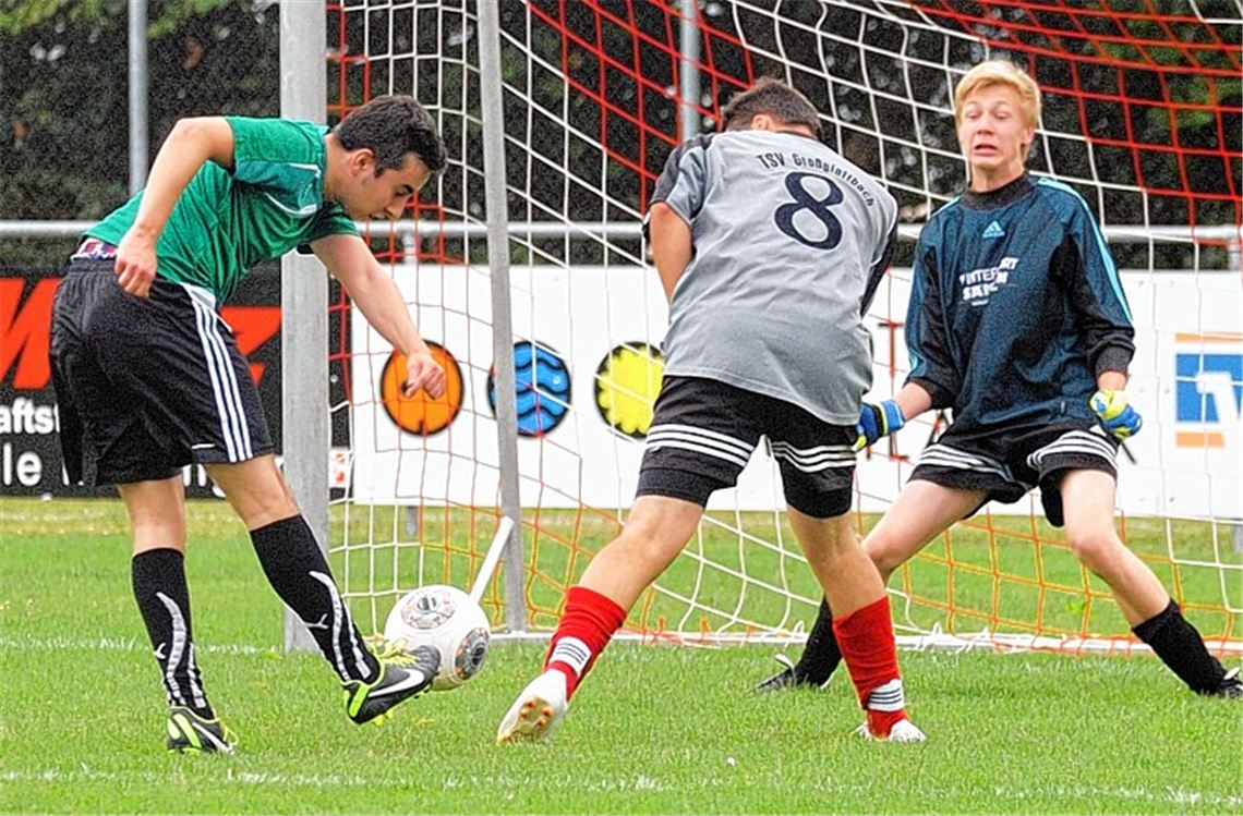 Freizeitteams statt Nachwuchskonkurrenz: Egemen Korkmaz schießt das 3:1 für „Alle Mannschaften zur Turnierleitung“ gegen das Team „No Go“. Foto: Fotomoment