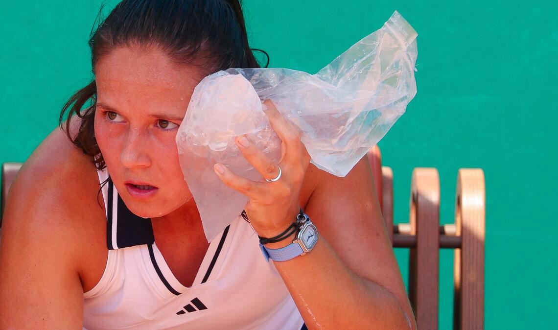 French Open in Paris: Kasatkina kühlt sich im Frauen-Einzel gegen Sonmez mit einem Eisbeutel