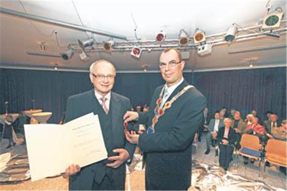 Freude an den Aufgaben, Vertrauen schaffen, bereit sein, Verantwortung zu übernehmen  das sind für Manfred Michallik (li.) wichtige Aspekte ehrenamtlicher Arbeit. Bei der Verleihung des Bundesverdienstkreuzes durch OB Frank Schneider nutzt der Geehrte die Gelegenheit, um eine Spende für die Mühlacker Tafel zu überreichen. Dies passt zu dem Motto des Lions Club, den Michallik in Mühlacker mitgegründet hat. Die Buchstaben in Lions stünden schließlich für den Satz Leben ist ohne Nächstenliebe sinnlos, erläutert der 68-Jährige seinen Gästen.
Foto: Tilo Keller