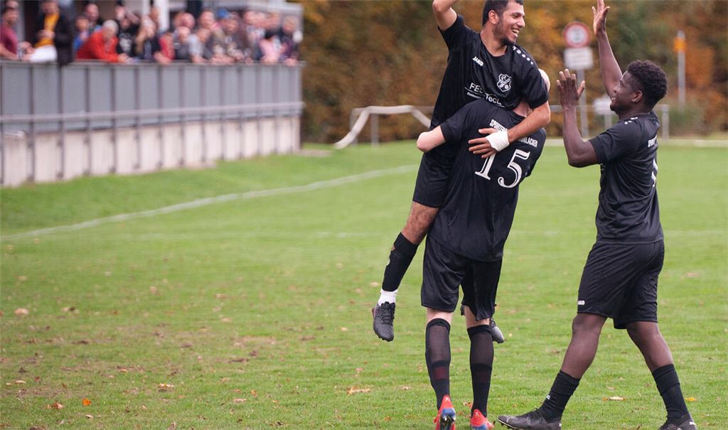 Freude bei Shevan Murad (li.) und seinen Mitspielern nach dem 3:1. Foto: Fotomoment