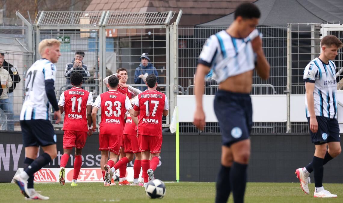 Freude bei den Gästen, Frust bei den Blauen.