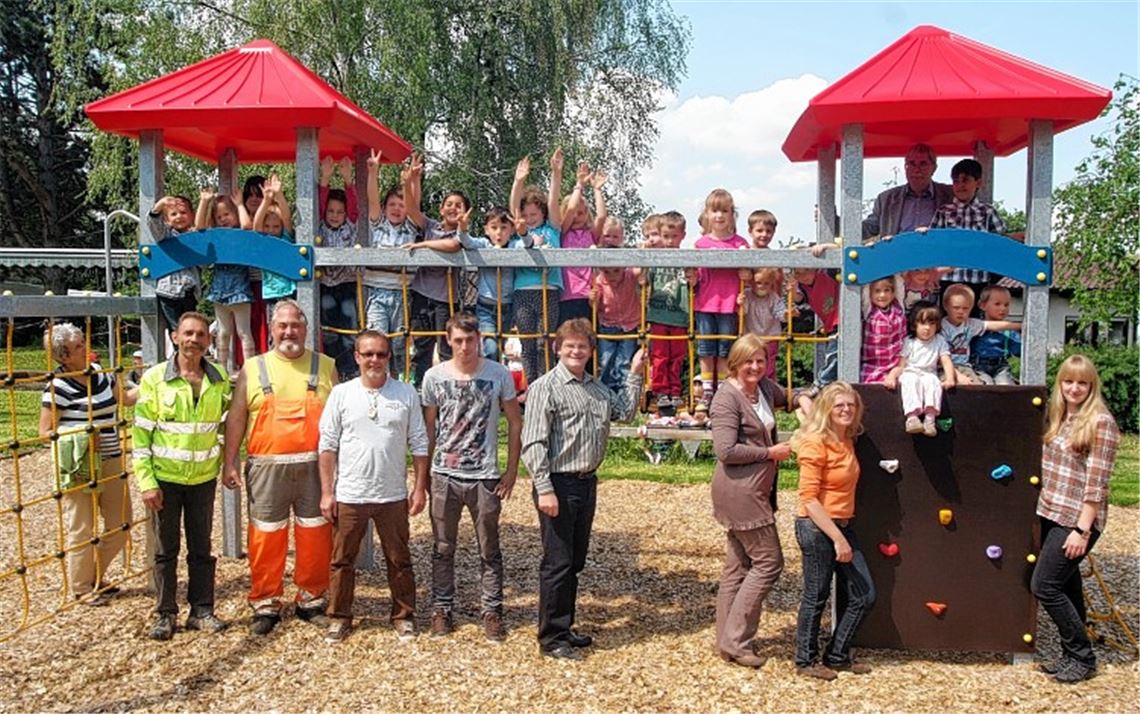 Freude bei den Kindern: Im evangelischen Kindergarten in Pinache wird das neue Spielgerät seiner Bestimmung übergeben.