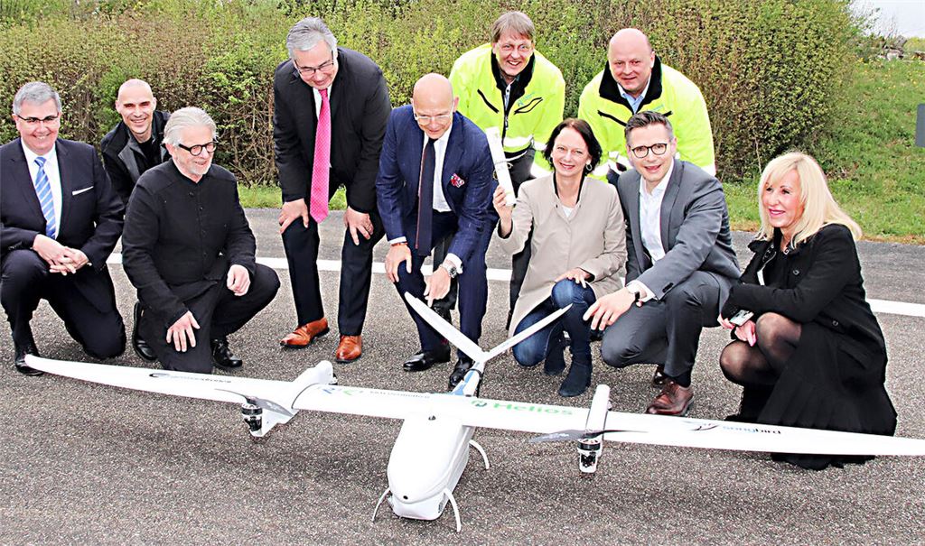 Freude bei den Partnern: Übergabe der Betriebsgenehmigung für einen Regelflugbetrieb mit Drohnen in der Gesundheitsvorsorge durch die Stuttgarter Regierungspräsidentin Susanne Bay. Künftig soll von Ludwigsburg und Markgröningen aus auch die Klinik in Mühlacker angeflogen werden. Fotos: Arning