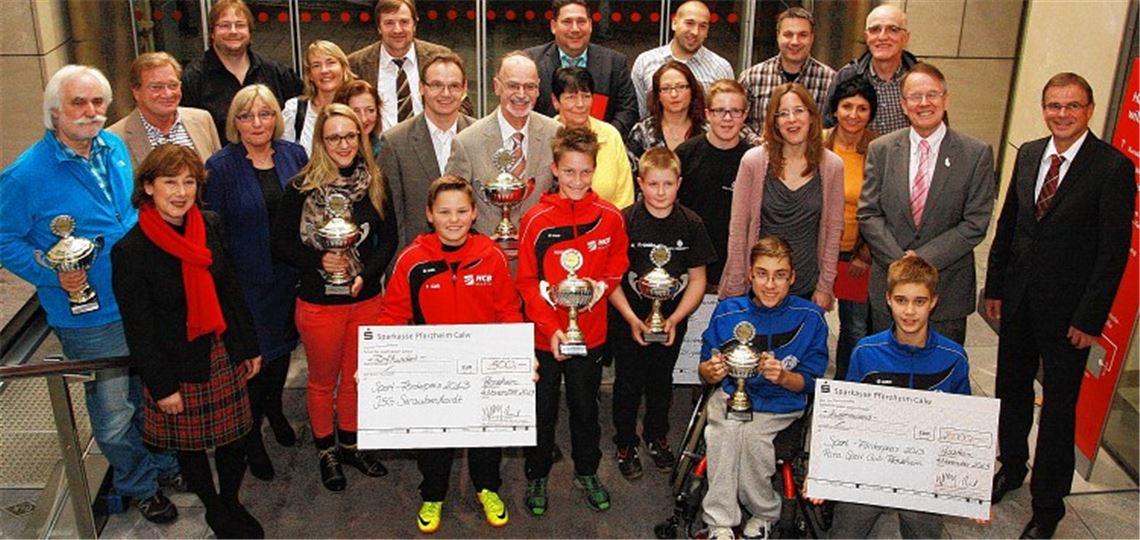 Freude bei den Preisträgern über einen Zuschuss für die Vereinskasse. Foto: Wacker