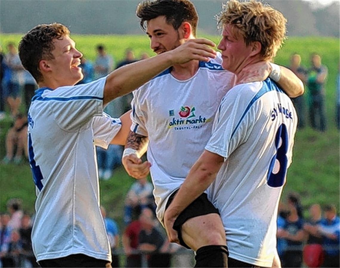 Freude beim SV Illingen. Der Traum von Aufstieg geht weiter. Foto: Huber