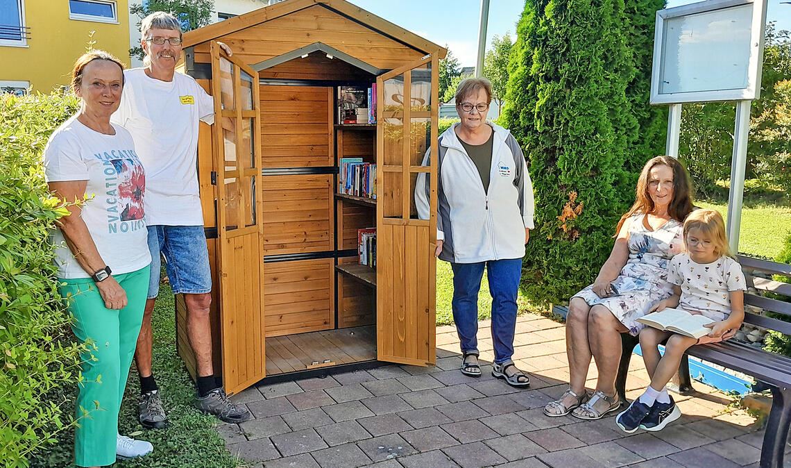 Freude in Illingen über die Eröffnung des öffentlichen Bücherschranks. Foto: privat