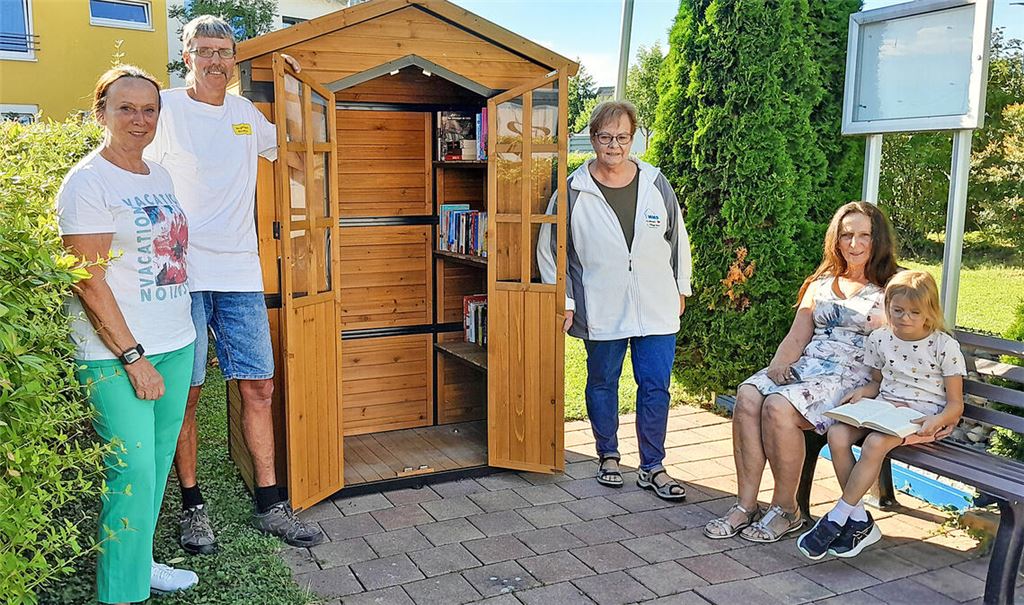 Freude in Illingen über die Eröffnung des öffentlichen Bücherschranks. Foto: privat