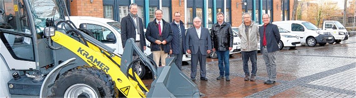 Freude in Mühlacker über eine deutlich aufgestockte Flotte städtischer Elektrofahrzeuge: Bundestagsabgeordneter Gunther Krichbaum und Oberbürgermeister Frank Schneider (2. und 3.v.li.) mit den Stadträten Veit Kibele (FDP), Günter Bächle (CDU), Jürgen Metzger (SPD) und Klemens Köberle (LMU) sowie Bürgermeister Winfried Abicht (v.li.). Kollros
