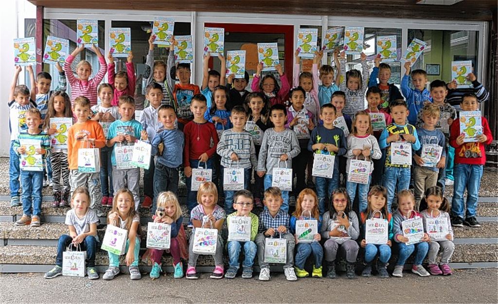 Erstklässler freuen sich über Lesetüten