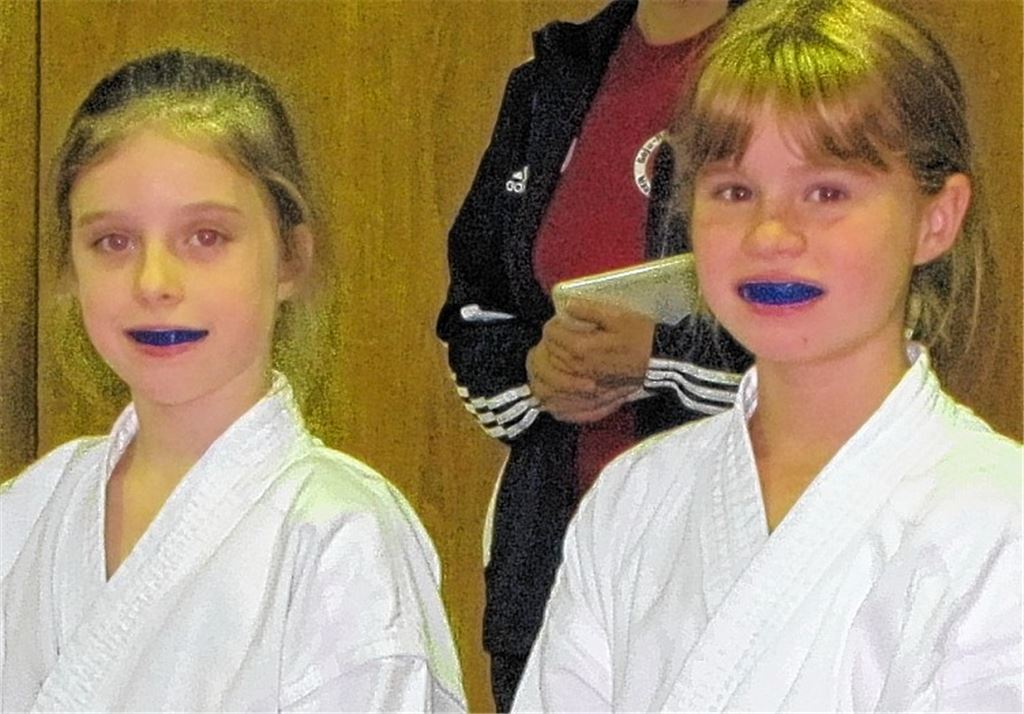 Freude mit Mundschutz: Liv Dennig (li.) und Marie Voloder. Foto: privat