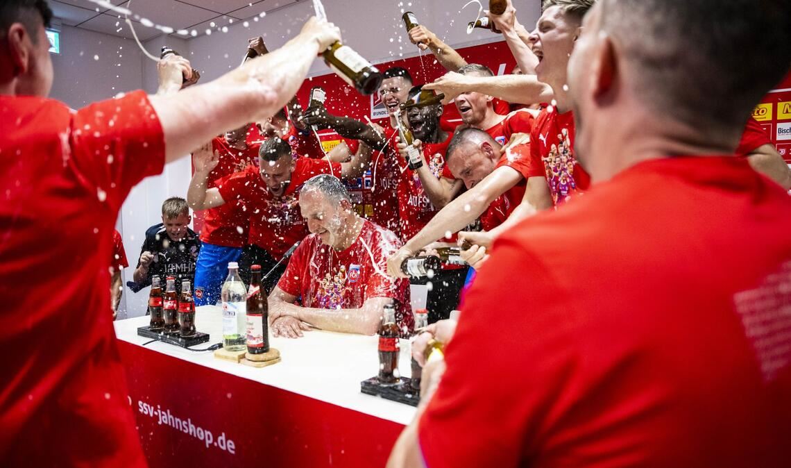 Freude pur: Die Heidenheimer Spieler lassen ihren Emotionen freien Lauf. Coach Schmidt bekommt es mit einer Bierdusche zu spüren.