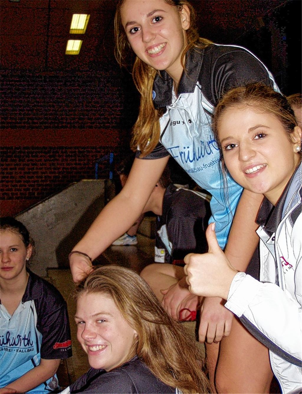 Freude über Topplatzierungen: Saskia Butschko mit Lea Ensinger sowie Klara und Valentina Skrbin (v.li.).