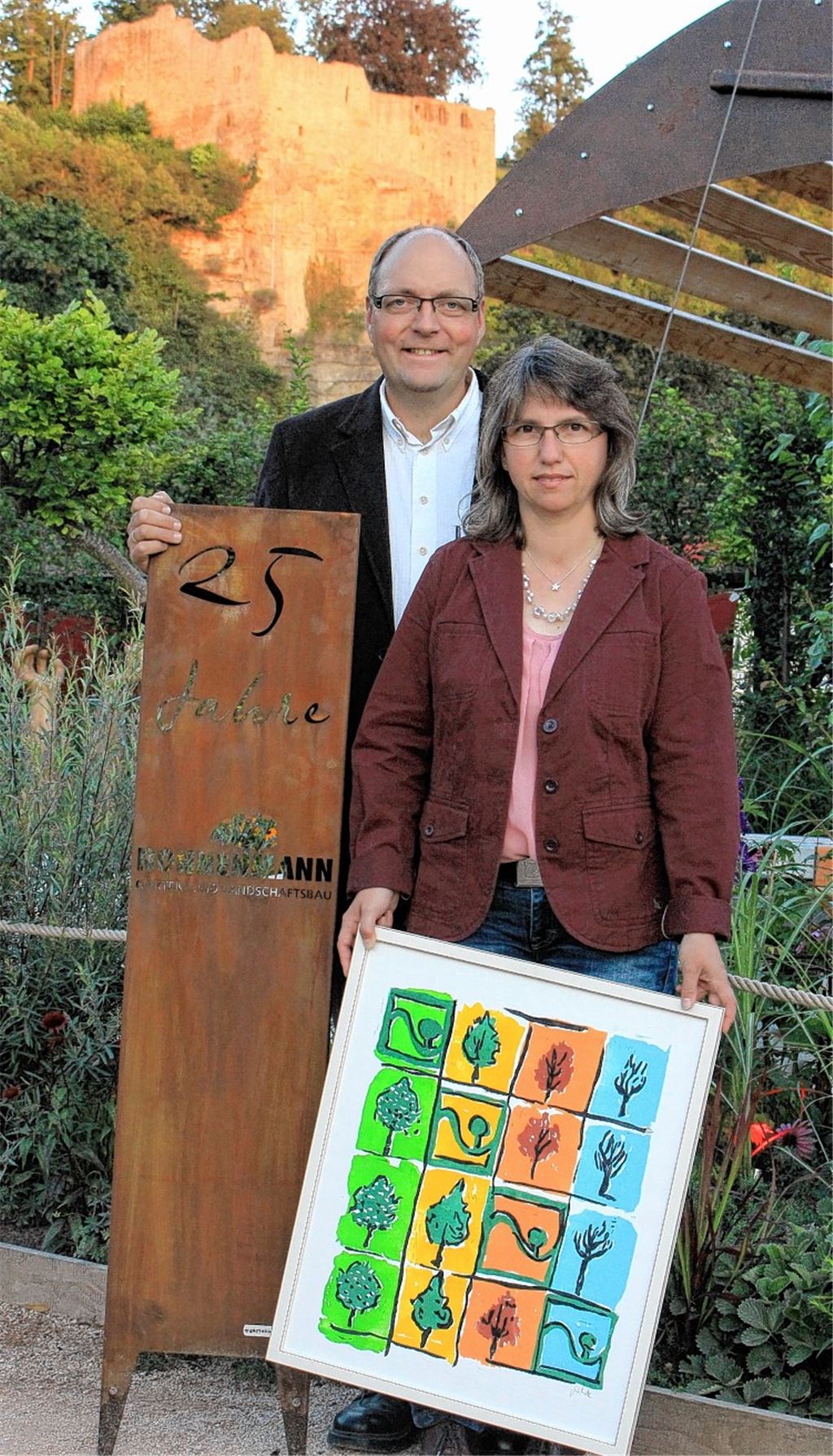 Freude über das Geschenk des Verbands: Tobias und Karin Nonnenmann.