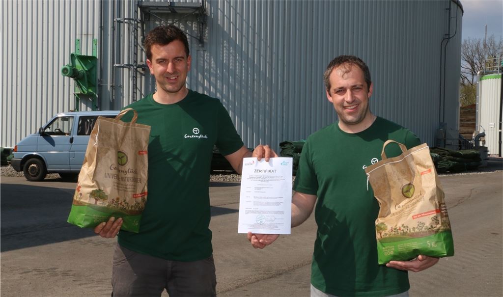 Freude über das Zertifikat: Thomas Gutjahr, Betriebsleiter der Biomethananlage Mühlacker (rechts), und sein Stellvertreter Matthias Naun mit dem Universaldünger „Gartenglück“. Foto: Sadler