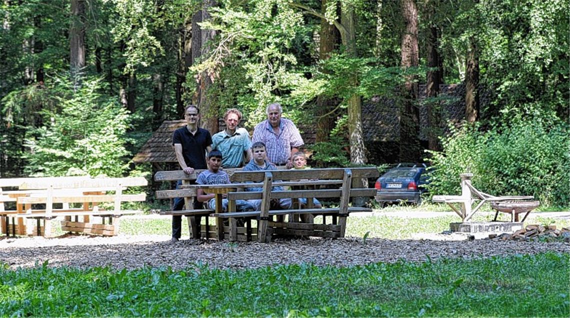 Schüler bauen Grillplatz mit besonderem Komfort