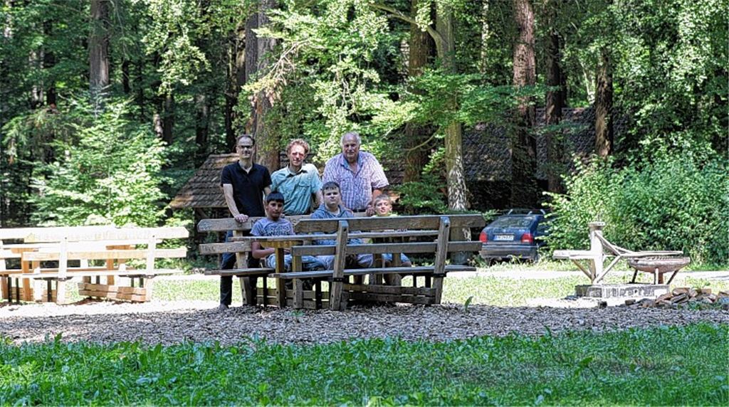 Schüler bauen Grillplatz mit besonderem Komfort