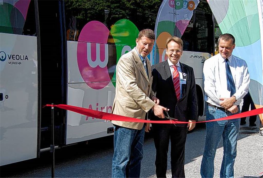 Freude über das neue Angebot: Pforzheims Erster Bürgermeister Roger Heidt, der Geschäftsführer der Veolia Verkehr GmbH, Dr. Axel Sondermann, und der Ideengeber für eine neue Verbindung zum Flughafen, Abgeordneter Dr. Hans-Ulrich Rülke, stellen den „wayo Airport Express“ vor.