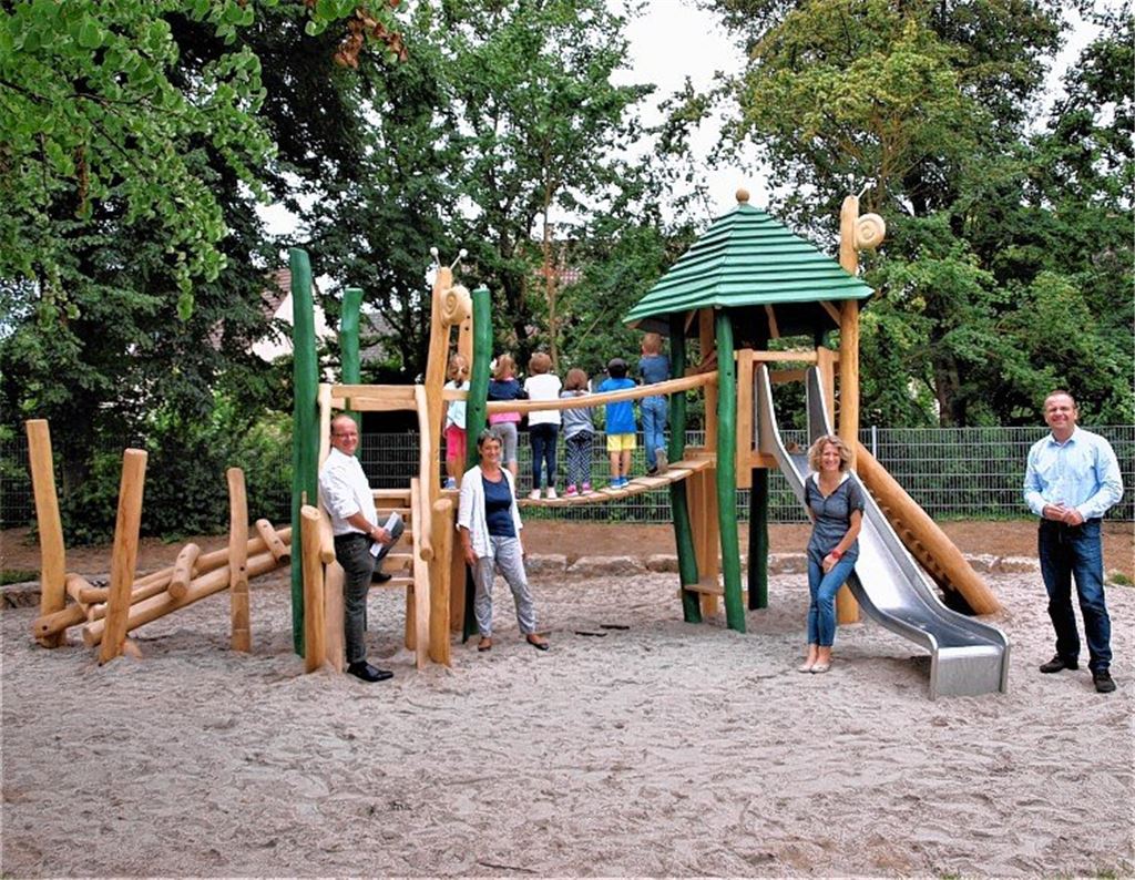 Kinder freuen sich über neue Spielgelegenheiten