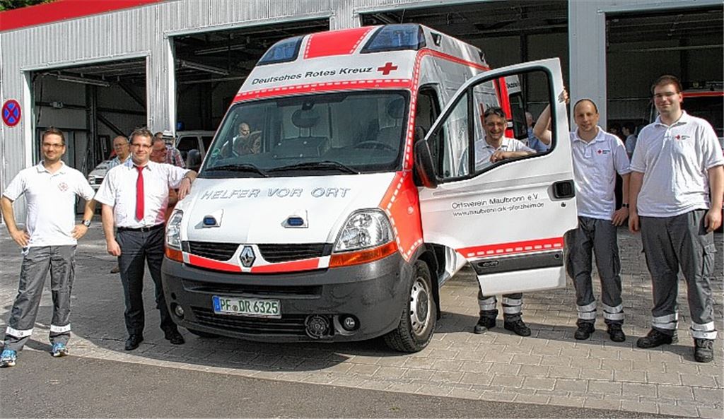 Freude über das neue Fahrzeug: Maulbronns Bürgermeister Andreas Felchle (2.v.li.) und die Rotkreuzler Björn Seemann (v.li.), Thomas Haalboom, Markus Mannuss und Chris Breining.