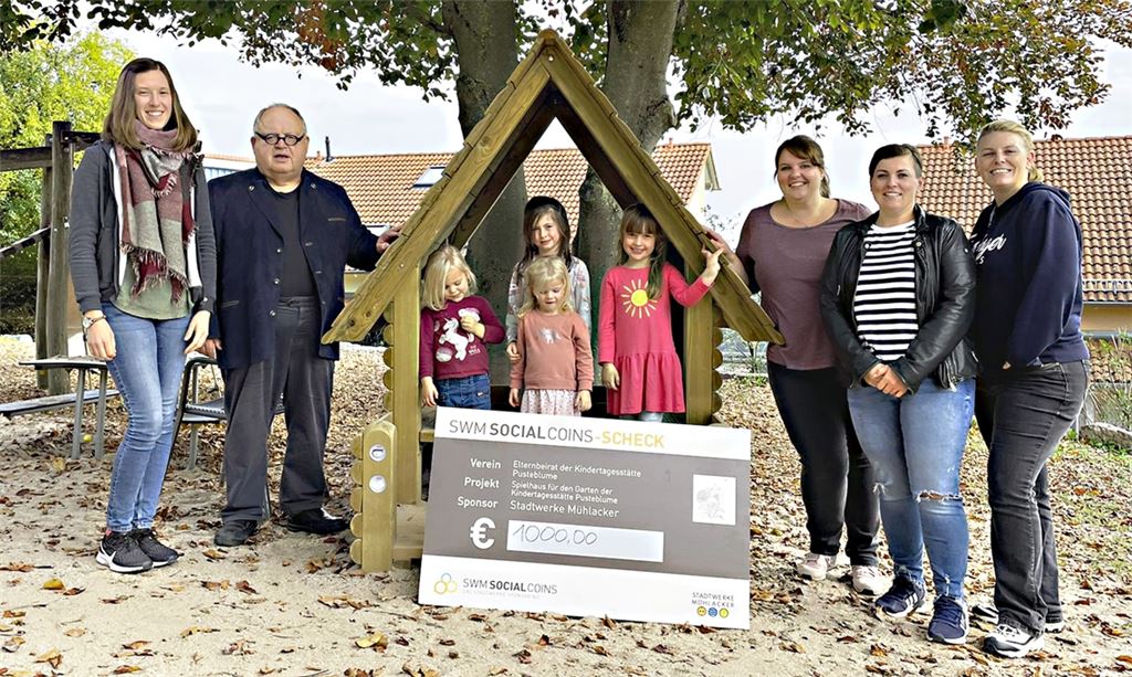 Freude über das neue Spielhaus: Günter Bächle mit Vertreterinnen des Elternbeirats des Kindergartens „Pusteblume“. Foto: privat