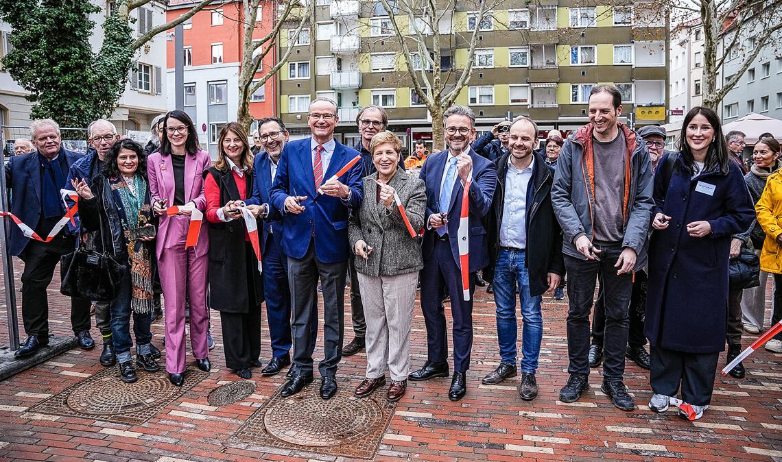 Freude über den Abschluss eines gemeinsamen Modellprojekts: Mit viel politischer Prominenz aus der Bundes- und Landespolitik sowie Vertreterinnen und Vertretern aus dem Gemeinderat wird der neue Pfälzerplatz in Pforzheim eingeweiht. Foto: © Stadt Pforzheim/Berakovic
