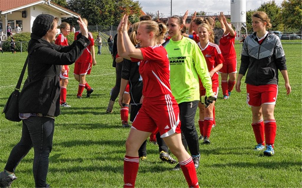 Freude über den Auftaktsieg gegen Heimerdingen: die Frauen aus Großglattbach und Nussdorf sind bereits zu einer Mannschaft zusammengewachsen.