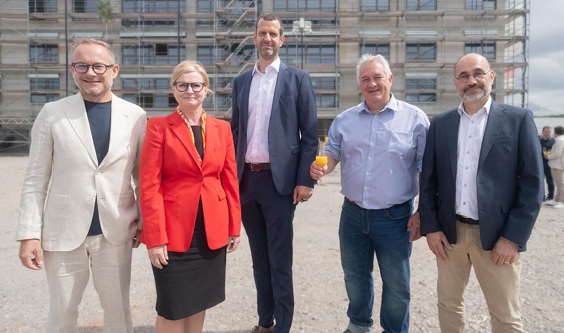 Freude über den Etappenerfolg (v. li.): Roy Lilienthal, der Geschäftsführer des Investors GSW, Pia Theresia Franke, Vorständin der Paul Wilhelm von Keppler Stiftung, Axel Kramer, Prokurist der Weisenburger Bau GmbH, Jürgen Neumeister, Aufsichtsrat der GSW und Vize-Vorsitzender des VdK Baden-Württemberg, und Bürgermeister Armin Dauner. Fotos: Fotomoment