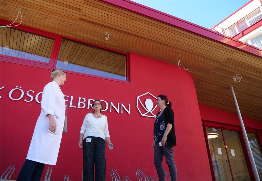 Freude über den Neubau der Klinik in Niefern-Öschelbronn: die leitende Ärztin Julia Gottfried, Klinikleiterin Sybille Czika und Pflegedienstleiterin Nicki Erb (v. li.). Foto: Friedrich