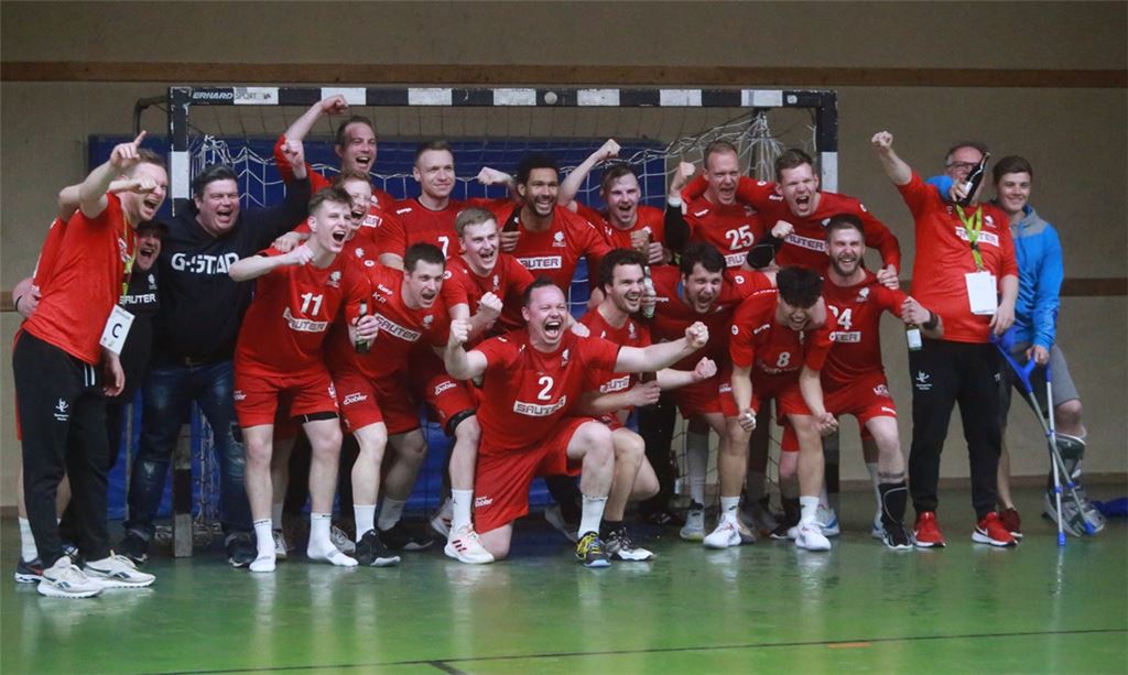 Freude über den Sieg im Entscheidungsspiel bei der TS Durlach: Die Knitlinger Handballer feiern den Aufstieg in die badische Verbandsliga. Foto: Huber