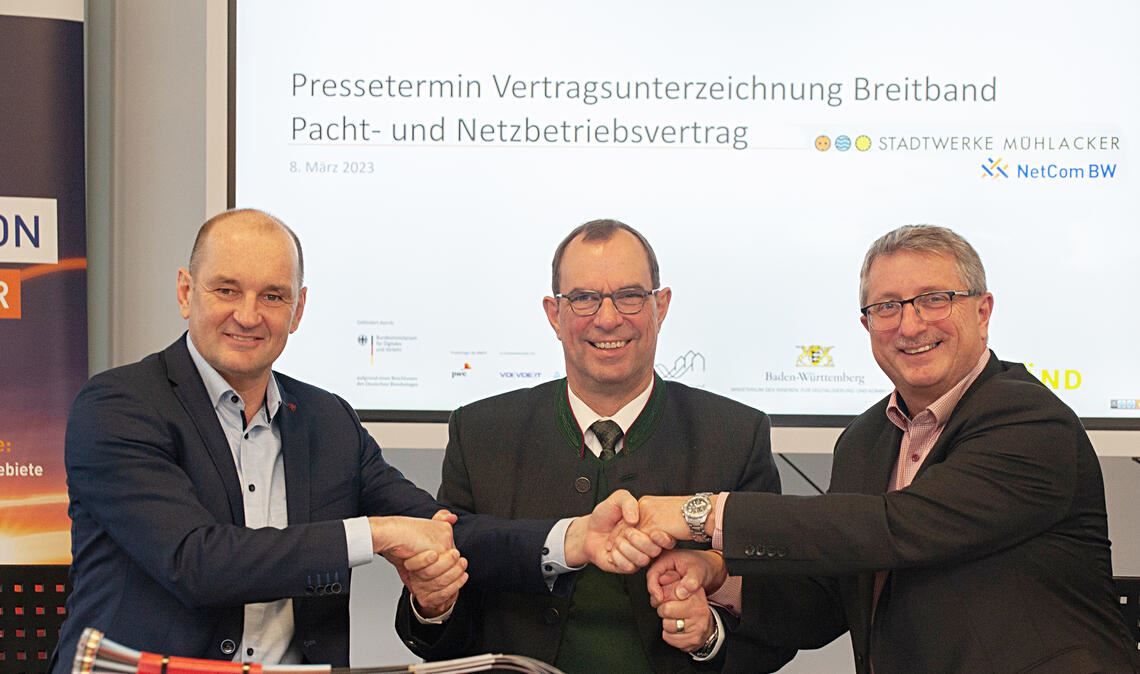 Freude über den Vertrag für das schnelle Internet (von links): Roland Jans, Geschäftsführer der Stadtwerke Mühlacker, Oberbürgermeister Frank Schneider und Jochen Schmid, Prokurist der NetCom BW. Foto: Fotomoment