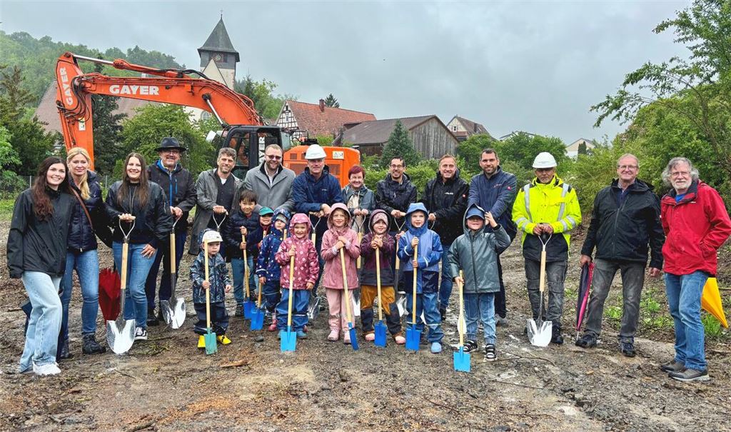 Freude über den anstehenden Neubau: Vertreter des Kindergartenteams, der Verwaltung, des Gemeinderats und beteiligter (Bau-)Unternehmen sowie einige Kinder. Foto: Schüller