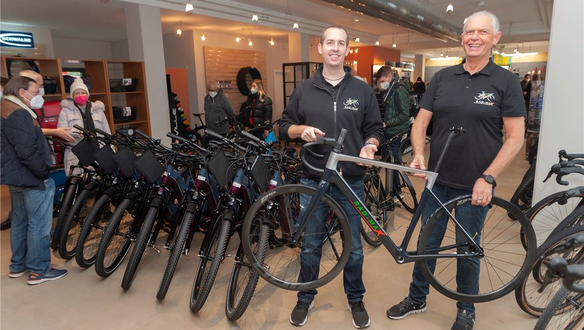 Freude über den gemeinsamen Neustart: Maximilian Weber (li.) zeigt gemeinsam mit seinem Vater Klaus die von ihm gebauten Rad-Max-Carbonräder. Foto: Fotomoment