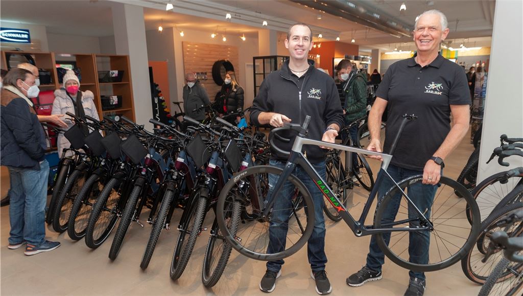 Freude über den gemeinsamen Neustart: Maximilian Weber (li.) zeigt gemeinsam mit seinem Vater Klaus die von ihm gebauten Rad-Max-Carbonräder. Foto: Fotomoment
