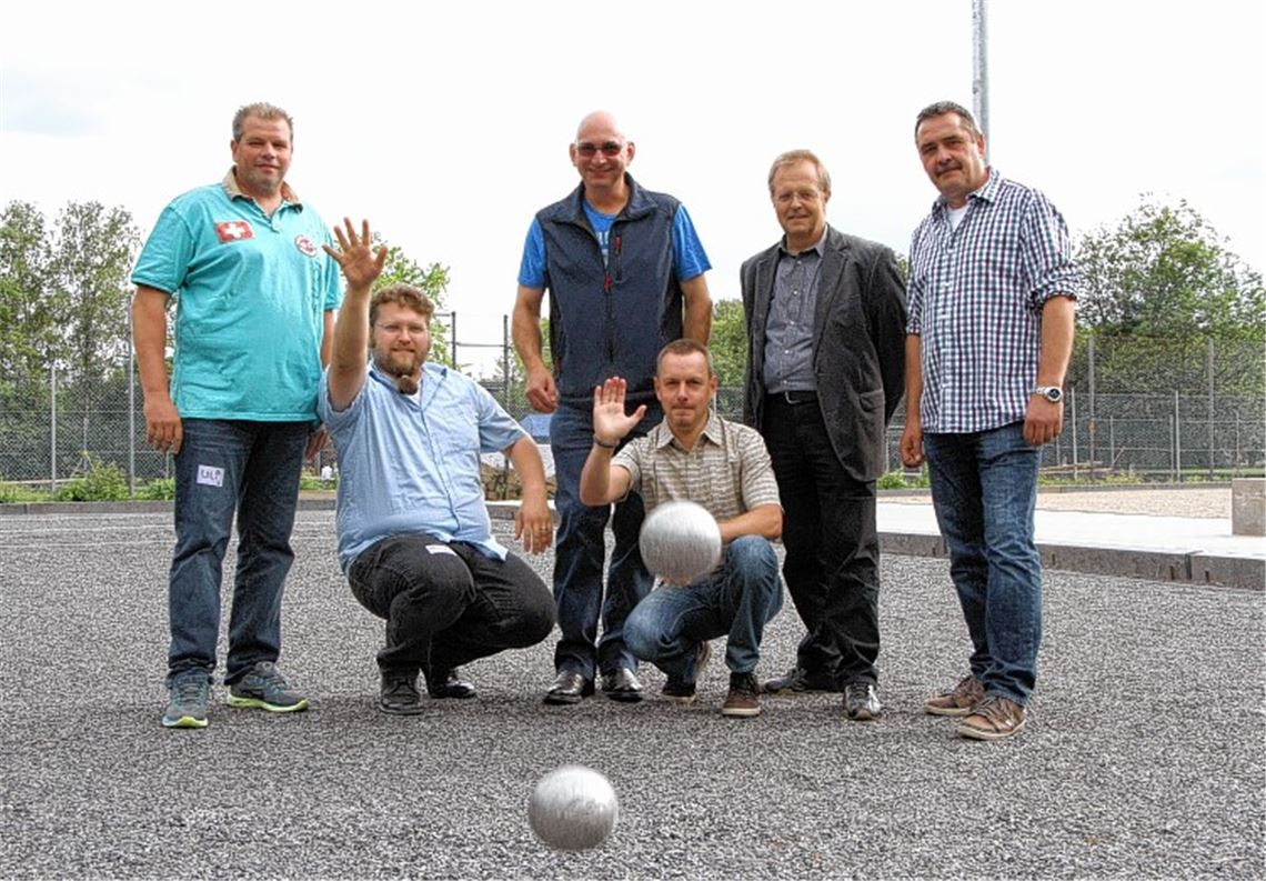 Freude über den neuen Bouleplatz: Die beiden Vorsitzenden von BfA Ötisheim Markus Hammer und Jörg Hagmann (kniend v.li.) werfen im Beisein von Uli Common (li.) und Thomas Vinnay (re.), den beiden Vorsitzenden des Tennisclubs Ötisheim, sowie Bürgermeister Werner Henle (2.v.re.) und BfA-Kassier Eckhard Buhl (Mitte) die ersten Kugeln. Foto: Eigner