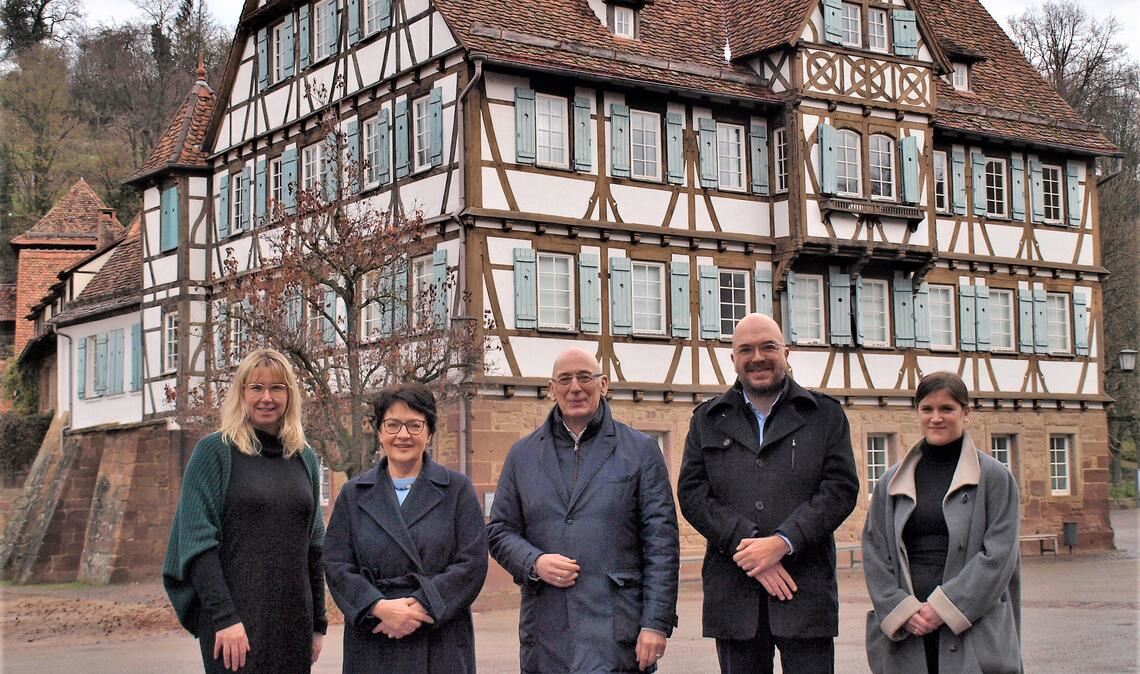 Freude über den neuen Kurzfilm: Alexandra Müller (v.li.), Barbara Saebel, Michael Hörrmann, Moritz Lang, Cristina Negele vom Film-Team. Foto: Filitz