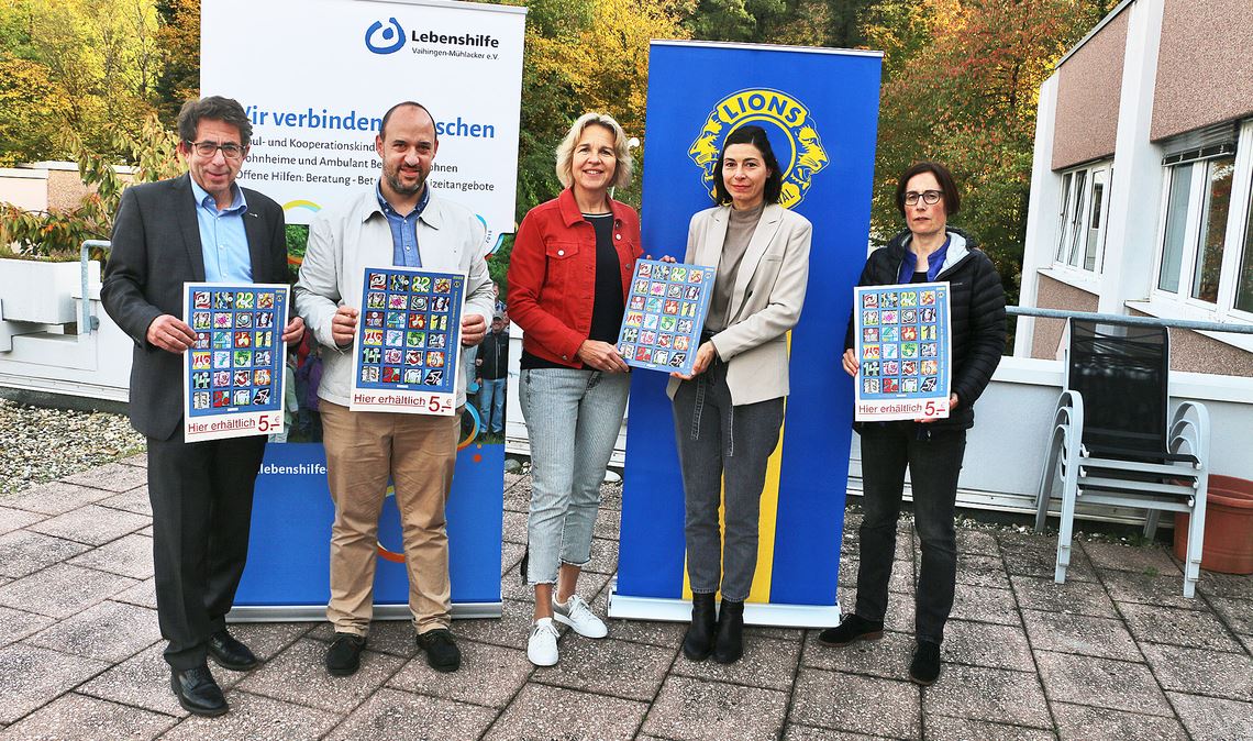 Freude über den neuen Lions-Kalender (v. re.): Isabelle Ziegler und Christiane Sämann vom Adventskalender-Team des Lions-Clubs, Sandra Sailer von der Lebenshilfe Vaihingen-Mühlacker, Guillaume Denis vom Adventskalender-Team und Verleger Hans-Ulrich Wetzel vom Mühlacker Tagblatt, das die Aktion unterstützt. Foto: Gezener