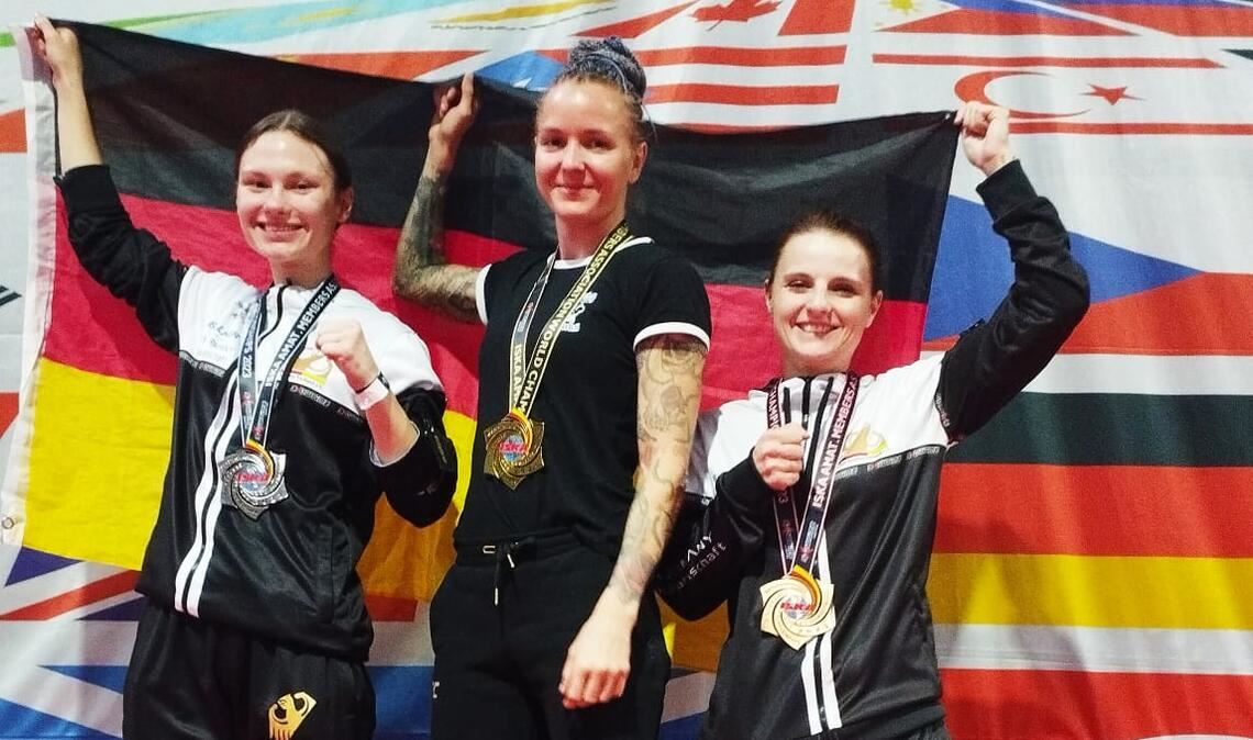 Freude über den sportlichen Erfolg: Viktoria Weissgerber als neue Vizeweltmeisterin mit Silbermedaille auf dem Podest (links). Sie trainiert oft mit männlichen Gegnern (Bild unten) Fotos: privat
