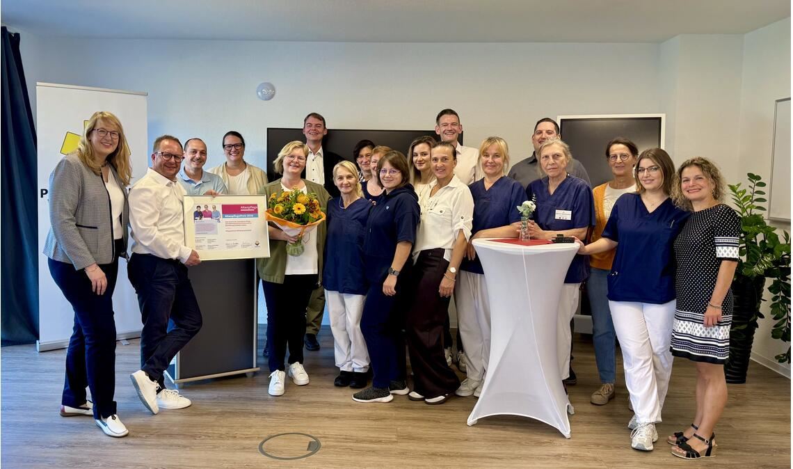 Freude über die Anerkennung: Die Mannschaft des Pflegezentrums „Wiesengrund“ sieht sich durch den Preis in ihrem Kurs für Teamwork bestätigt.Foto: Pflegezentrum Wiesengrund
