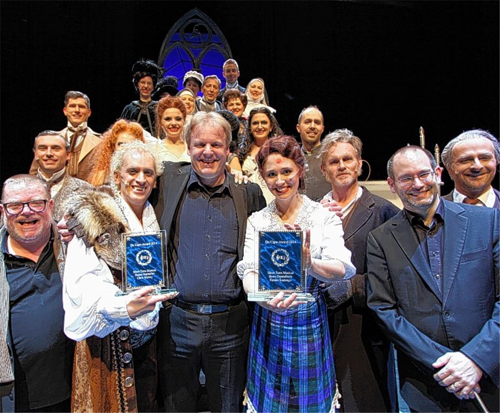 Freude über die Auszeichnung bei Regisseur Wolf Widder, Preisträger Chris Murray, Chefredakteur Jörg Beese vom Musicalmagazin „Da Capo“, Preisträgerin Femke Soetenga, Darsteller Jon Geoffrey Goldsworthy, Tobias Leppert (Musikalischer Leiter) und Darsteller Thomas Christ (vorne v.li.).