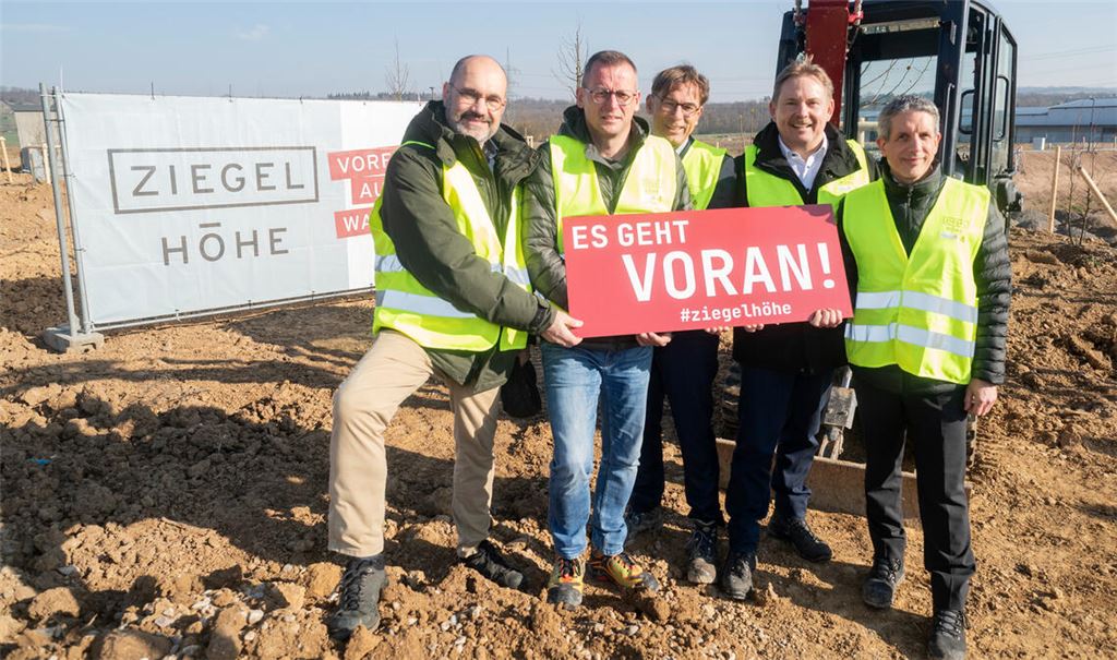 Freude über die Fortschritte für das grüne Wohnquartier (v. li.): Bürgermeister Armin Dauner, Oberbürgermeister Stephan Retter, der Planer der Grünflächen, Landschaftsarchitekt Frank Roser, und die beiden HKPE-Geschäftsführer Achim Geisbauer und Peter Laustetter.