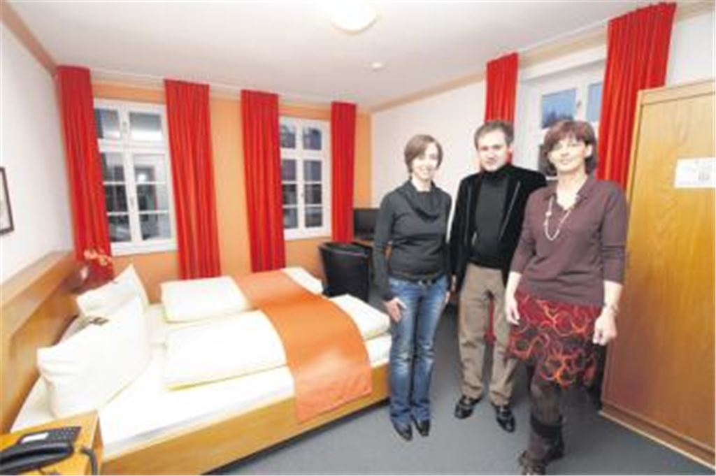 Freude über die Neuregelung in der Maulbronner Klosterpost: Jürgen Schempf mit Hausdame Claudia Scheel (r.) und Rezeptionsleiterin Nadja Klenk.
Foto: Tilo Keller