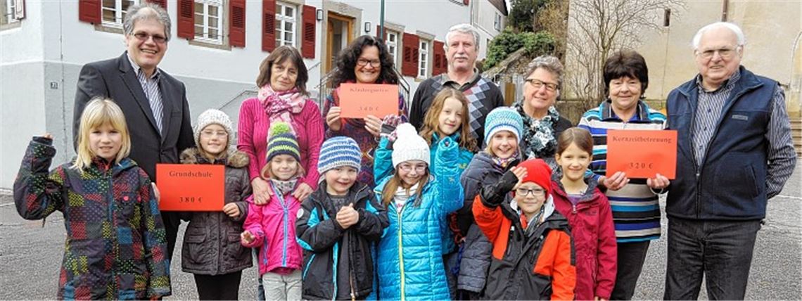Freude über die Spende: Gerhard Haug (evangelische Kirchengemeinde Großglattbach), Lisette Deutschbein, Gerlinde Böhringer (Frauenchor Großglattbach, v.re.), Jürgen Schwirtz, Britta Weiss, Henriette Gerhart (Kernzeitenbetreuung) und Matthias Klewar (hinten v.re.).