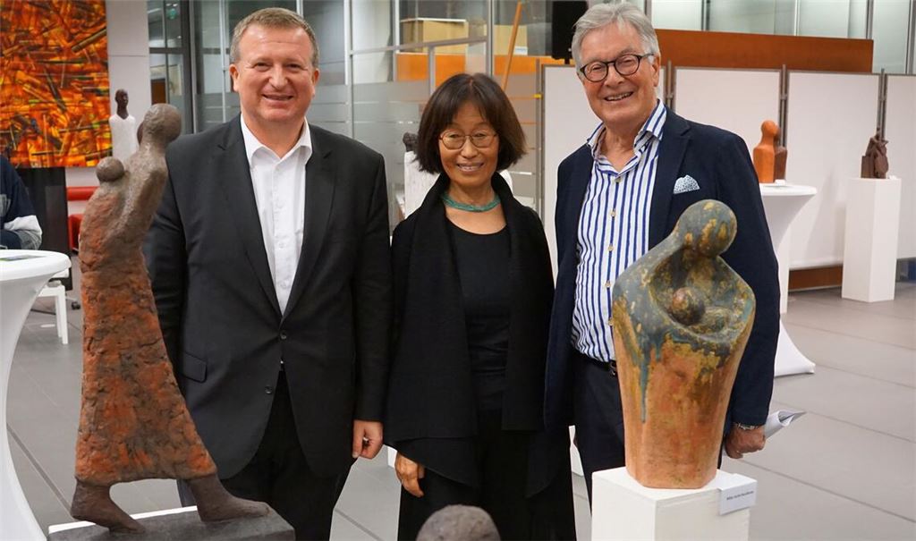 Freude über die gute Resonanz (v. li.) Marktdirektor Gerd Owczarek, Chong-Im Neukamm und Dr. Herbert Müller, Sparkassendirektor a. D., der in die Ausstellung einführt.