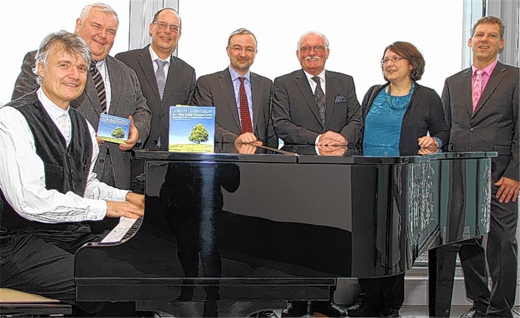 Freude über die neue CD.Foto: Sparkasse